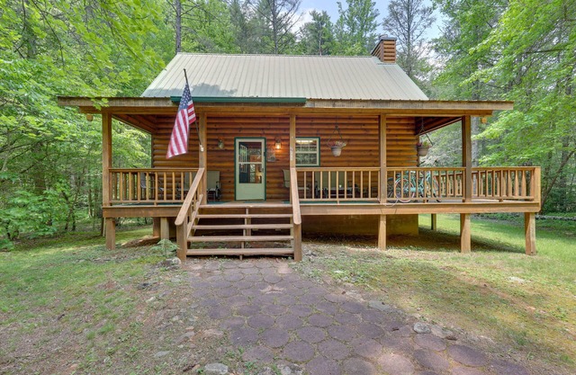 Secluded ‘Cross Creek Cabin’ w/ Deck & Fire Pit!