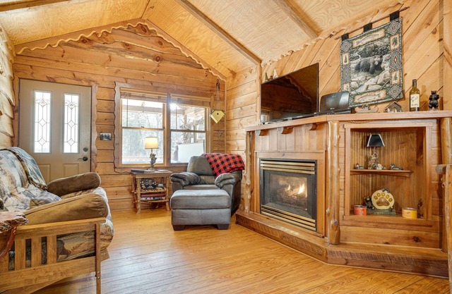 ¡NUEVO! Dreamy Dahlonega Cabin on Pond w / Hot Tub!