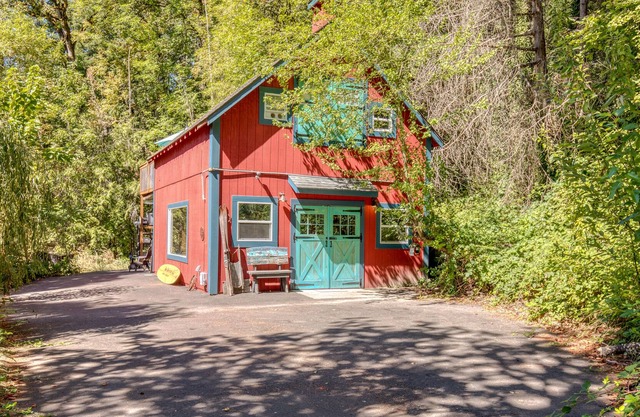 Secluded forest home with private hot tub - dog-friendly - 6 minutes to downtown