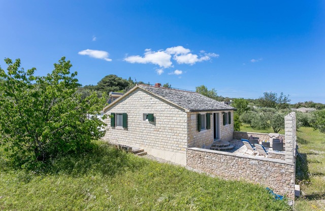 Casa Robinson con estacionamiento Supetar, Brac (K-17330)