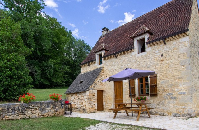Escapada Rural en el Corazón del Périgord: Piscina, Naturaleza y Confort