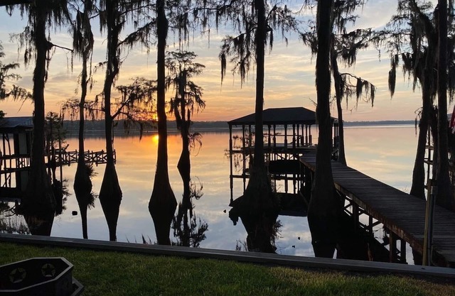 ¡Aislada casa frente al lago con muelle en el lago Louisa a solo 22 millas de Disney!