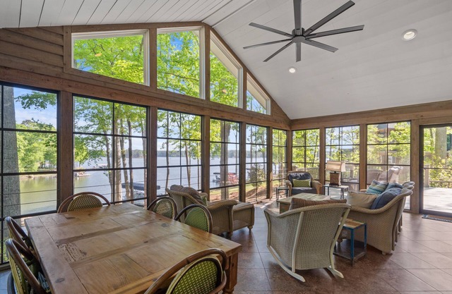 Secluded Lake Oconee 4 Bed/4 BA lakefront home w/ Private dock, 10 Min to Publix