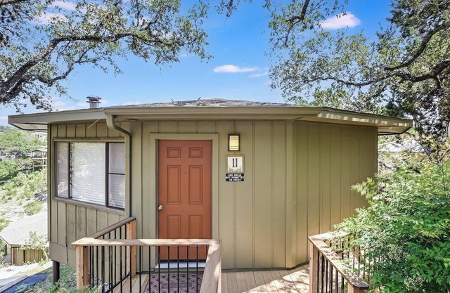 Treehouse Bungalow w / Lake Travis vistas, piscina y jacuzzi, junto al puerto deportivo (# 11)
