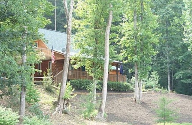 Casa de troncos aislada en 10 acres con arroyo, jardín privado y senderos para caminar.