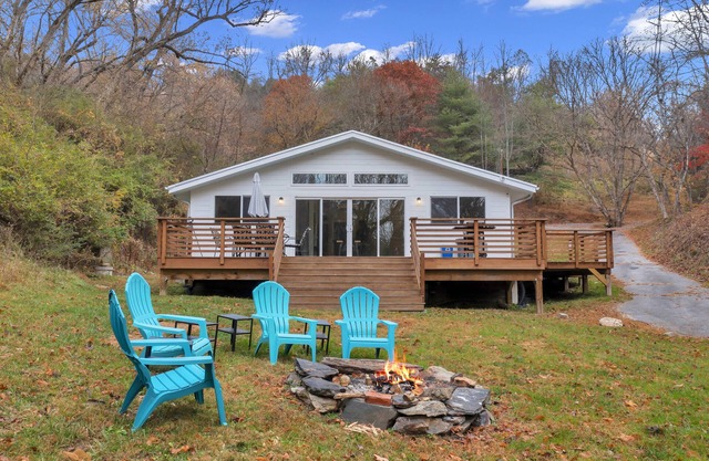 Secluded modern cabin, short walk to town, river & brewery. <25 min to Asheville
