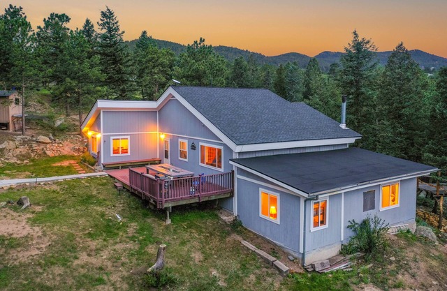 ⛰️Secluded Modern Mountain Lodge w/ Mtn Views/ Game Room🕹️/Deck