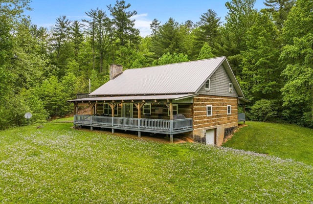 Secluded Mountain Top Retreat with Game Room - your private adventure awaits!