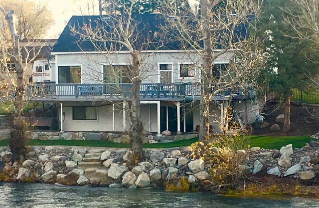 Aislado en el río Truckee a minutos del centro de Reno y estaciones de esquí cercanas