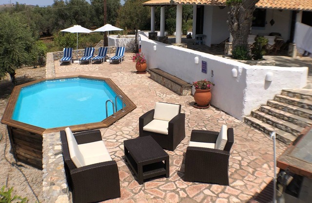Casa tradicional griega con piscina.