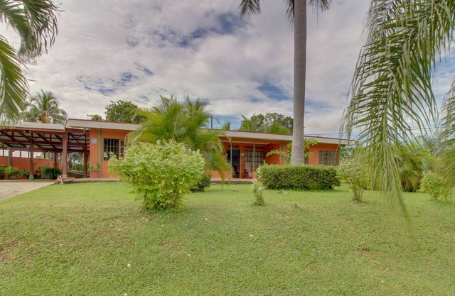 Agradable para perros, villa aislada w / piscina, terraza, parrilla y gran lote privado