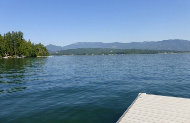 Waterfront. Cerca de Lost In The 50 del Car Show Y Festival En Sandpoin