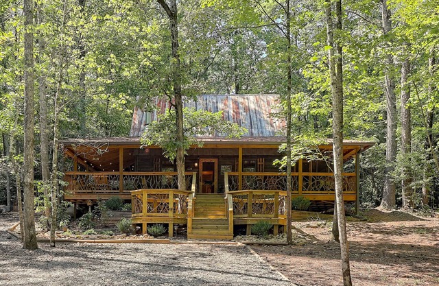 ¡Cabaña apartada en el bosque con bañera de hidromasaje, hoguera y chimenea de leña!