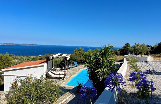 Chic Alonissos Luxury Villa Pool con impresionantes vistas al mar. Privacidad y encanto. Wi-Fi