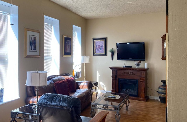 Second Floor Apartment 1 block from Lafayette Park