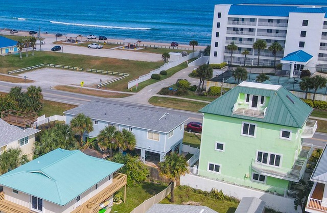 Seconds to Beach & River / Manatee Manor / Watch the dolphins & manatees play! 6693E