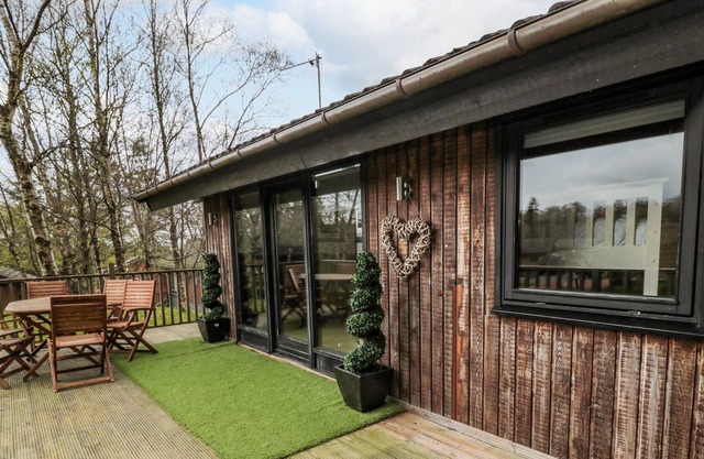 SECRET LODGE, pet friendly, character holiday cottage in Otterburn