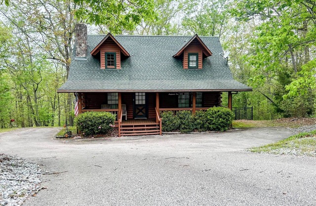 Shepherd's Den - Cozy cabin minutes to Callaway Gardens. Pet-friendly!