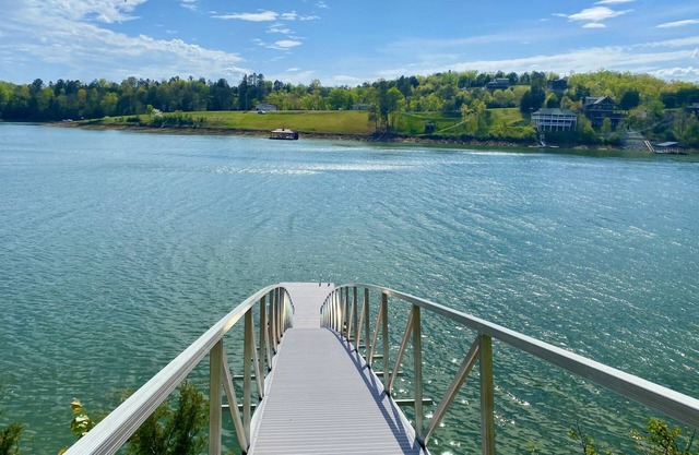 Lakeside & Lovin It ~ Lake & Mountain Views! 2 King Suites - Foosball - Bañera de Hidromasaje - 3 Chimeneas