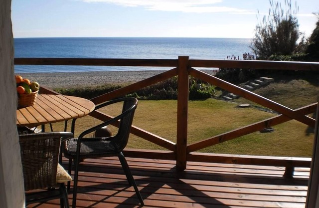 Casa en primera linea de playa: Estepona, Urbanización Bahía Dorada