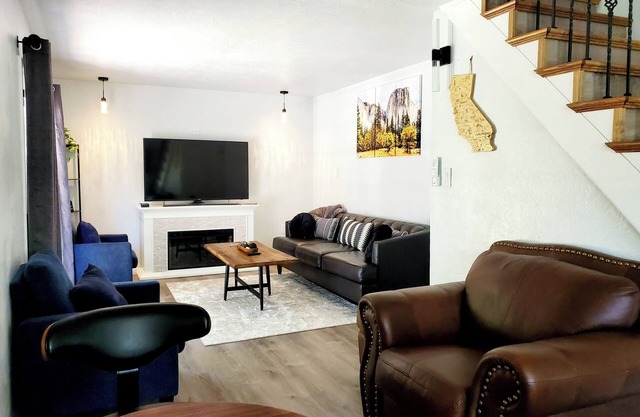 Serendipity Lodge @ Yosemite - BBQ/ Kitchen/ Wi-Fi/ King Bed/ Sleeps 8