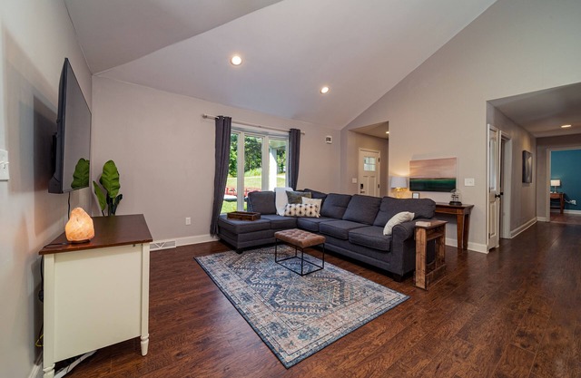 Serene 3BR Near Downtown, Fenced Yard, Pets OK