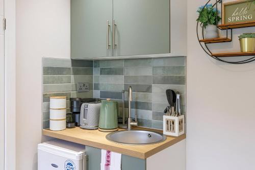 Serene Green Getaway Studio with Calming Ambiance