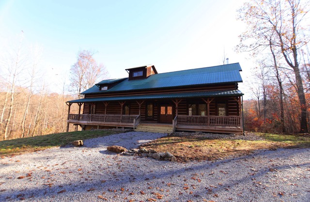 Serene (Hocking Hills) log cabin, near local attractions