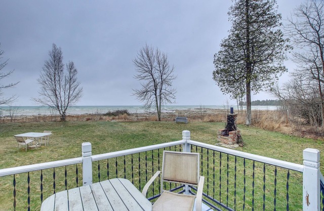 Waterfront Baileys Harbor Studio en el lago Michigan!