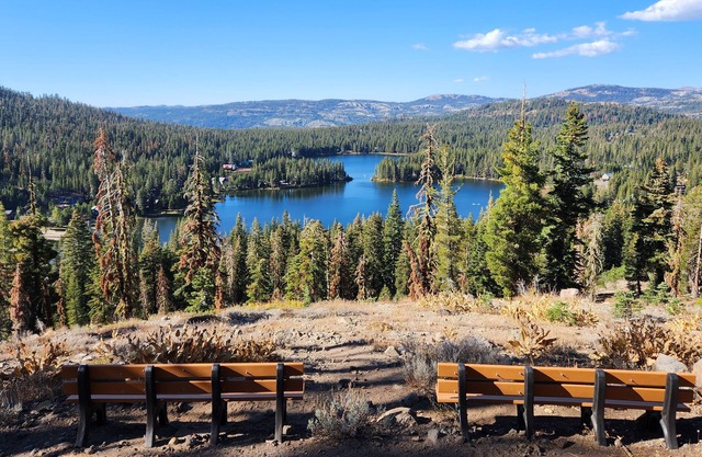 Serene Lakes Home away from Home with hot tub, pool table, ping pong and more.