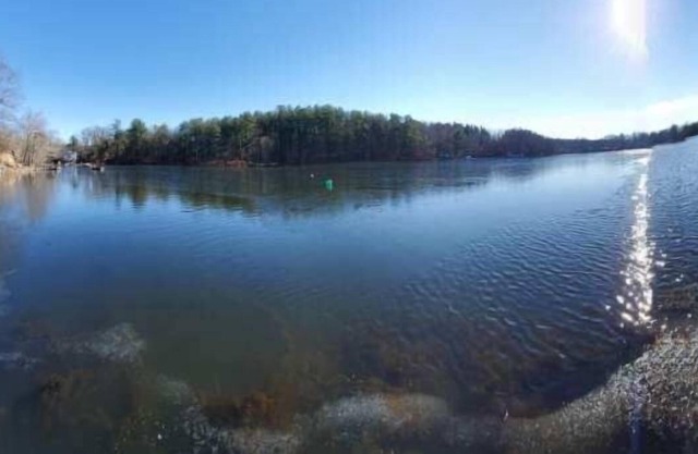 "Serene Lakeside Retreat: A Home Away From Home, Where Nature Meets Comfort"