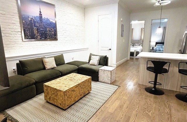 Serene Sunny Spacious 3-bedroom apartment with – Near Subway, Shops & Dining