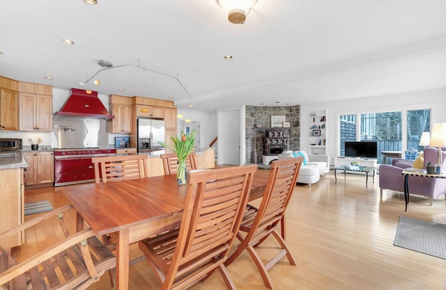 Serene Tide: Private Retreat with Beach Nearby
