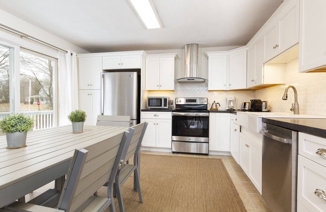 Serene Views! Contemporary Cottage on the Historic North End of Jamestown