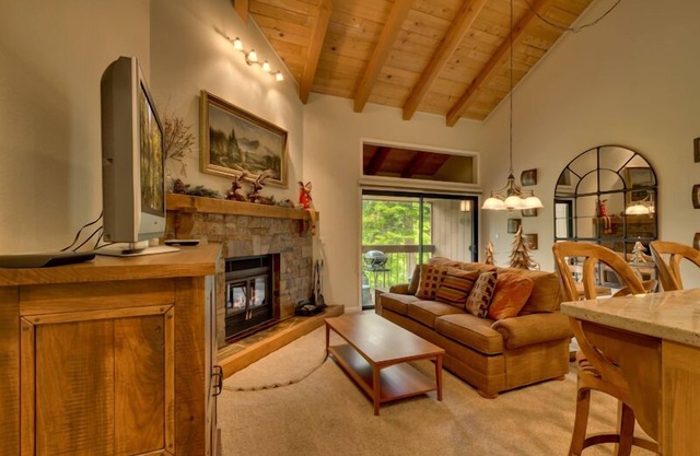 Serenidad: 2 dormitorios, 1. 5 BA Casa de pueblo en Carnelian Bay, capacidad para 5