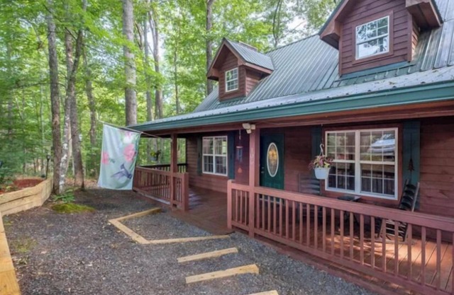 Serenity Cabin with Fireplace