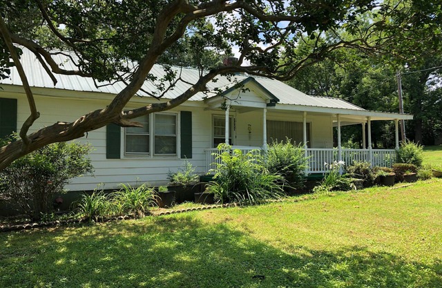 Serenity House: 4 or 5 bedrooms, large patio, parking for work vehicles.