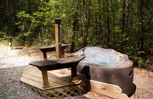Serenity Ridge Cabin B: Couple's Retreat + Hot Tub