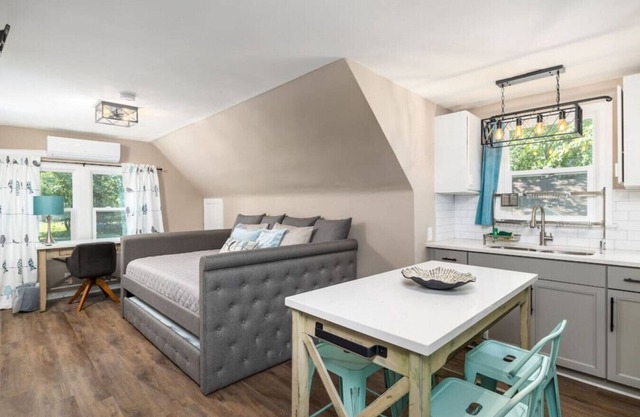 Serenity Studio · Adorable & Spacious Studio with Full Kitchen near HPU
