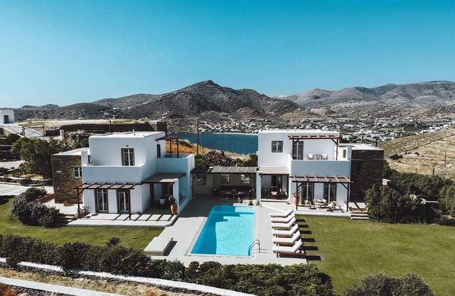 Dos elegantes villas unidas por una piscina con impresionantes vistas al mar