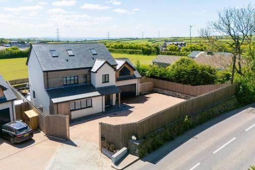 Shackled-Am-Not - Luxury home sleeps 8 with hot tub and games room North Cornwall