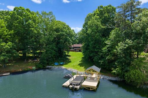 Shady Daze: Waterfront Home w Deck Hot Tub Lake Views