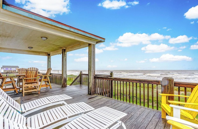 SharkyFin's II - a comfy, 3 bedroom, 3 bath home that sleeps 9..