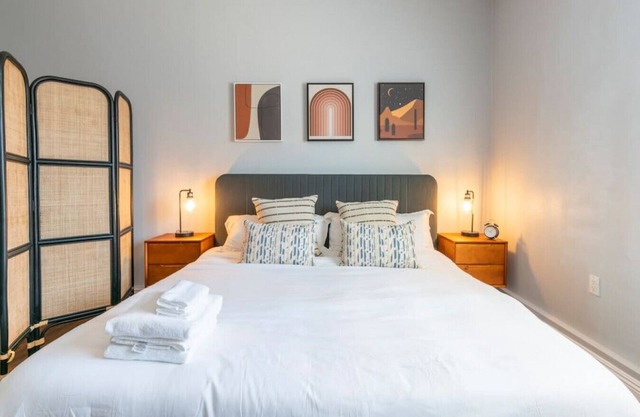 Cozy Traveler’s Pad Pet-friendly: King Bed, Kitchenette, Laundry, Parking, and Designated Parking