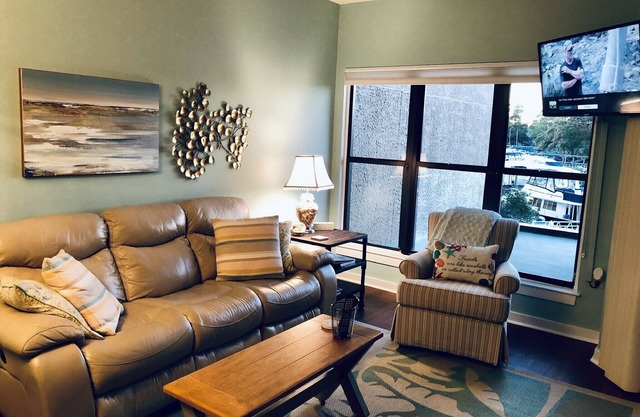 ¡La vista! 1BR Condo Shelter Cove Marina