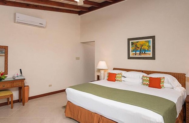 Short Drive to Godings Bay & Gibbes Beach! Modern Unit, Outdoor Pools, Parking!