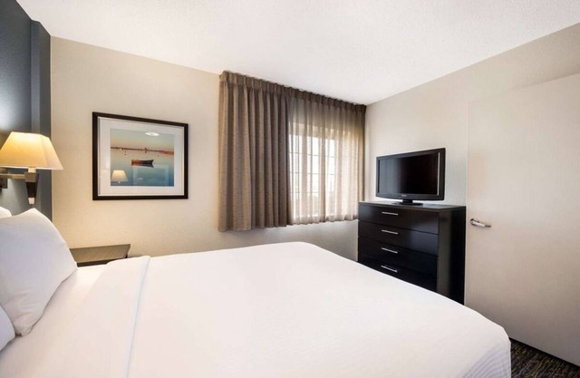 Short Drive to Kemah Boardwalk! Full Kitchen, Pet-friendly, Free Parking!