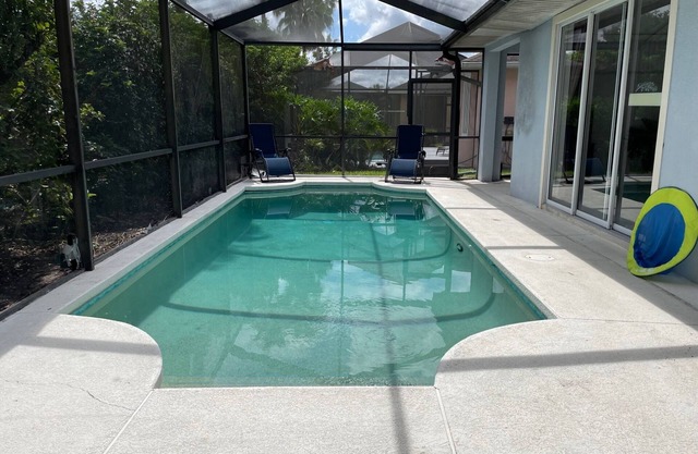Shreks Hideout! 4 BR / 3 BA piscina y mascotas en Sunset Lakes! ¡Actualizaciones recientes!