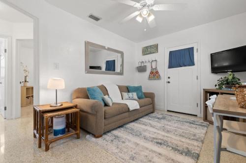Siesta Keys Neighbor 5min to Beach - Entire Suite Apartment