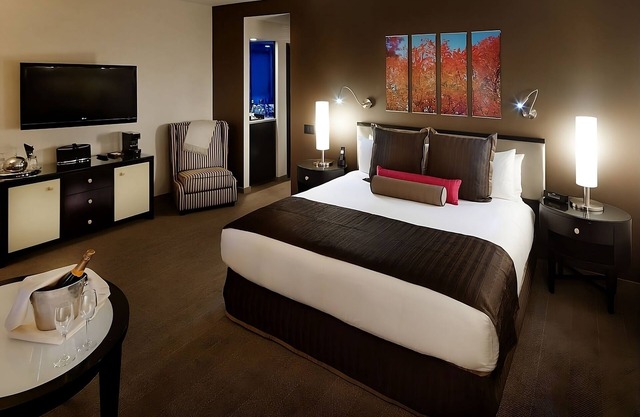Sights and Sounds of NYC Await! Pet-friendly, Rooftop Pool, Onsite Dining!
